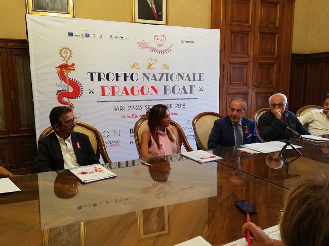 BARI – È stato presentato oggi a Palazzo di Città il “2° Trofeo Nazionale- Dragon Boat. In rotta verso la prevenzione” organizzato dalla LILT- Lega italiana per la lotta contro i tumori, in programma a Bari sabato 22 e domenica 23 settembre. L’iniziativa è pensata e realizzata al fine di divulgare la cultura della diagnosi precoce del tumore al seno e diffondere la disciplina del “Dragon Boat” come percorso di riabilitazione psico-fisica dopo l’esperienza vissuta del cancro.